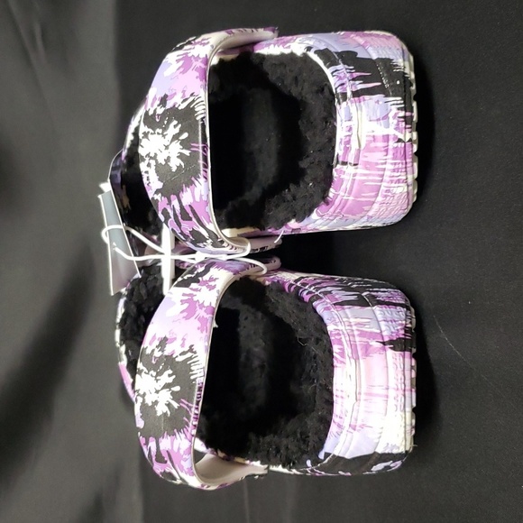 Capelli of New York NWT Glow in the Dark Faux Fur Lined Slip-on Clogs - Picture 6 of 7